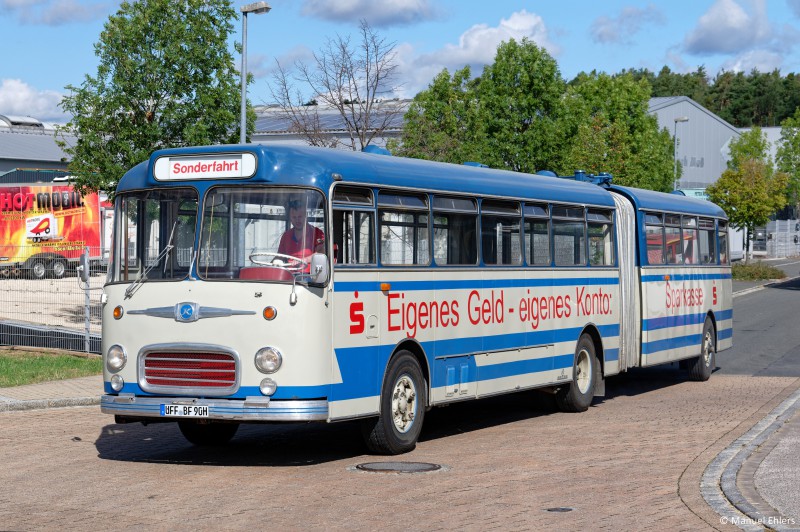 Der Setra SG 175 ist eines der Blickfänge von dem Feldesrand