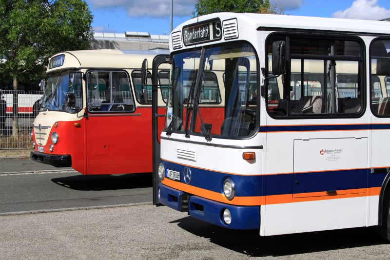 Ein historisches Duo bilden Seite an Seite der Mercedes-Benz O 307 und der 1965 erbaute Büssing Senator 12 D
