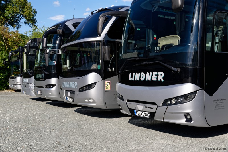 Ein wahres Neoplan-Gipfeltreffen aus eleganten, grauen Reise- und Individualbusse von Lindner bilden die perfekte Kulisse für unseren blauen GöBUS-Tourbus