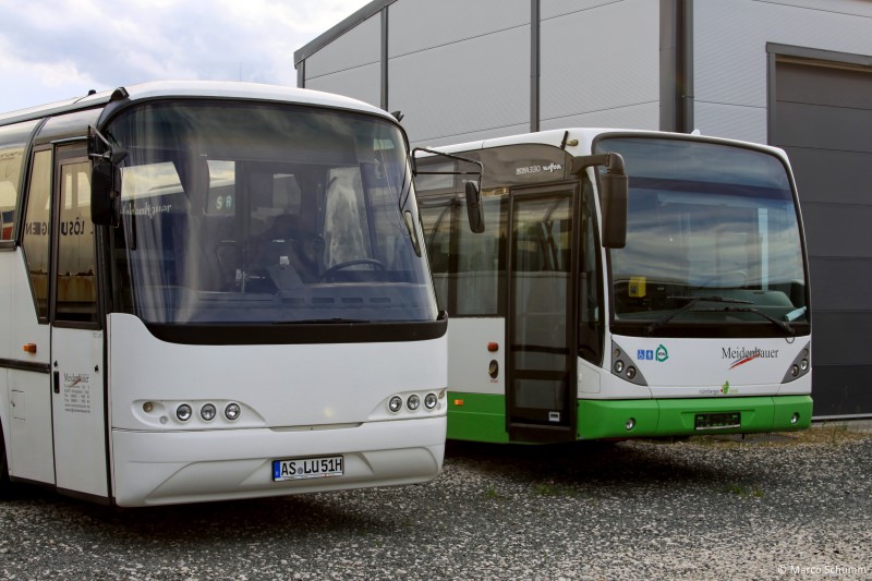 Der fantastische Neoplan N 216 H Jetliner aus 1992 leistet einem abgestellten Van Hool die Gesellschaft
